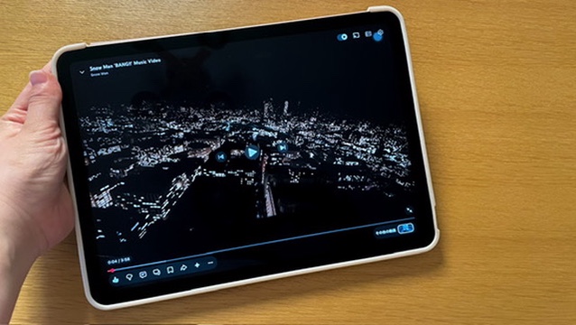 画像：タブレットで推しの動画を観ている様子