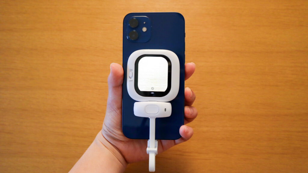 画像：iPhoneに自撮りモニターを接続した様子
