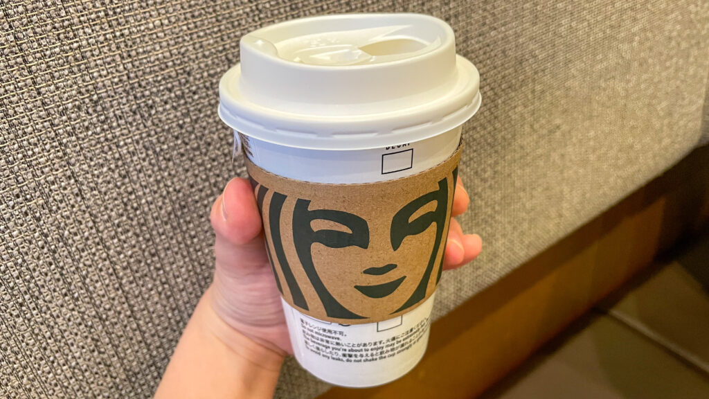 画像：スターバックス コーヒーのカップを持っている様子