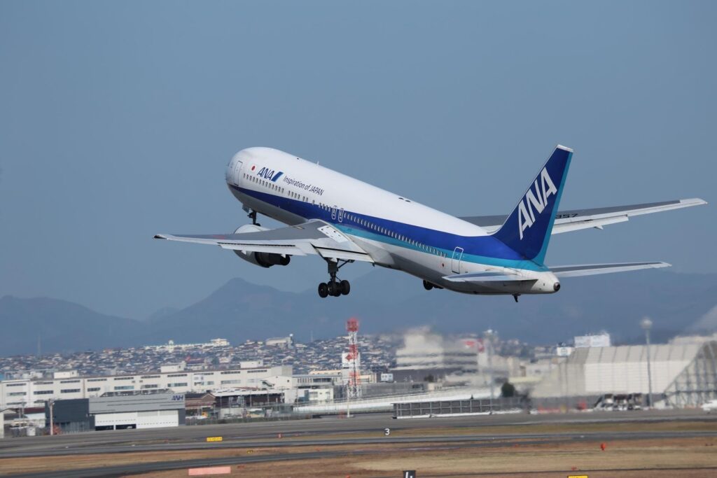 画像：空港から離陸する飛行機の写真