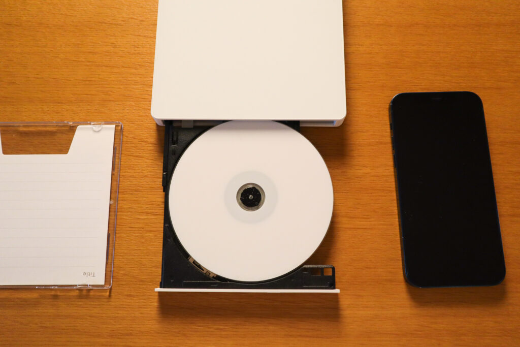 CDレコで取り込んだ曲をDVDメディアにバックアップしている様子：実物写真