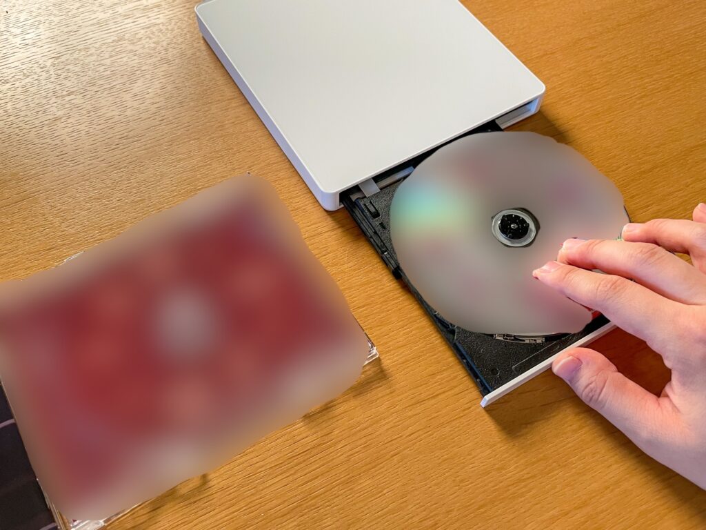  CDを本体に挿入している写真：実物写真