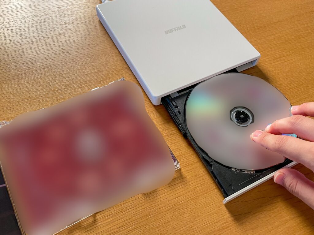 CDを本体に挿入している様子：実物写真