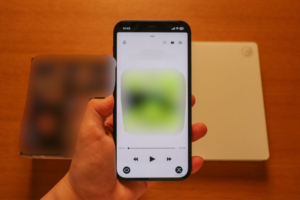 画像イメージ：CDレコを使ってスマホで音楽を聴いている写真