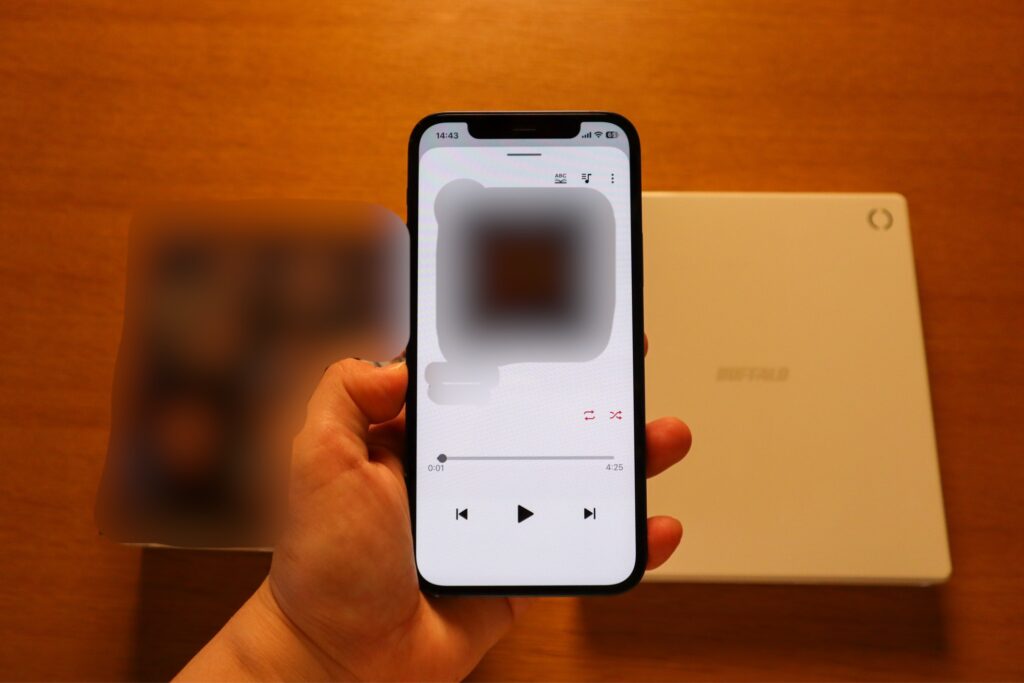 画像イメージ：ラクレコ＋を使ってスマホで音楽を聴いている写真