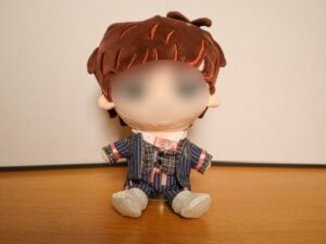 画像イメージ：可動式スタンドで支えた20cmのぬいを正面から撮影した写真（スタンドが目立たない様子）