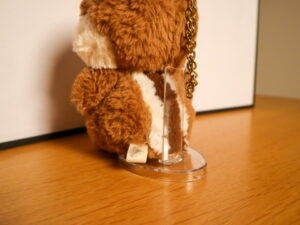画像イメージ：台座のくぼみにぬいのお尻が引っかかっている足元のアップ写真