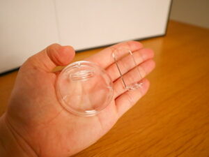 画像イメージ：マイコレ ぬいぐるみスタンド2Pの背面板を外した写真
