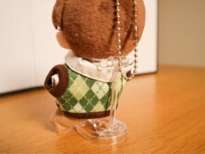 画像イメージ：13cmのぬいをおでかけ用スタンドで立たせた写真（首元がやや窮屈そうな様子）