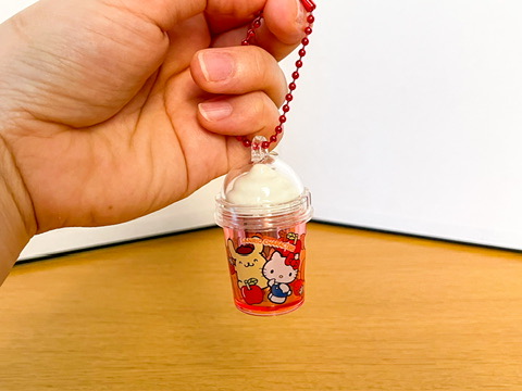 画像:サンリオフラッペキーホルダーの側面のアップ写真(銀テープの柄が見えない)