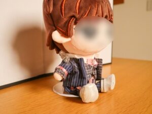 画像イメージ：可動式スタンドで20cmのぬいを座らせて飾っている写真