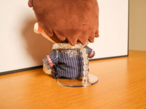 画像イメージ：アームがぬいの首元をホールドしている部分のアップ写真