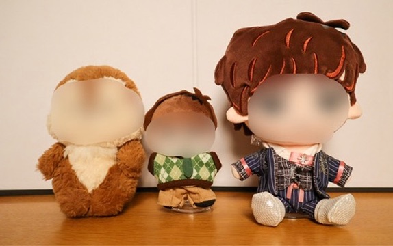 画像イメージ： 13cm・15cm・20cmの推しぬいが、それぞれのスタンドで並んで立っている写真（冒頭のアイキャッチと呼応する1枚）