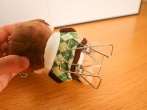 画像イメージ：ピンチを挟んでも自立せず、倒れてしまう様子の写真（13cmのぬい）