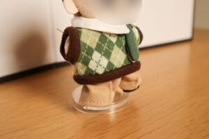 画像イメージ：ぬいぐるみスタンドで立たせた、ぬいの足元のアップ写真