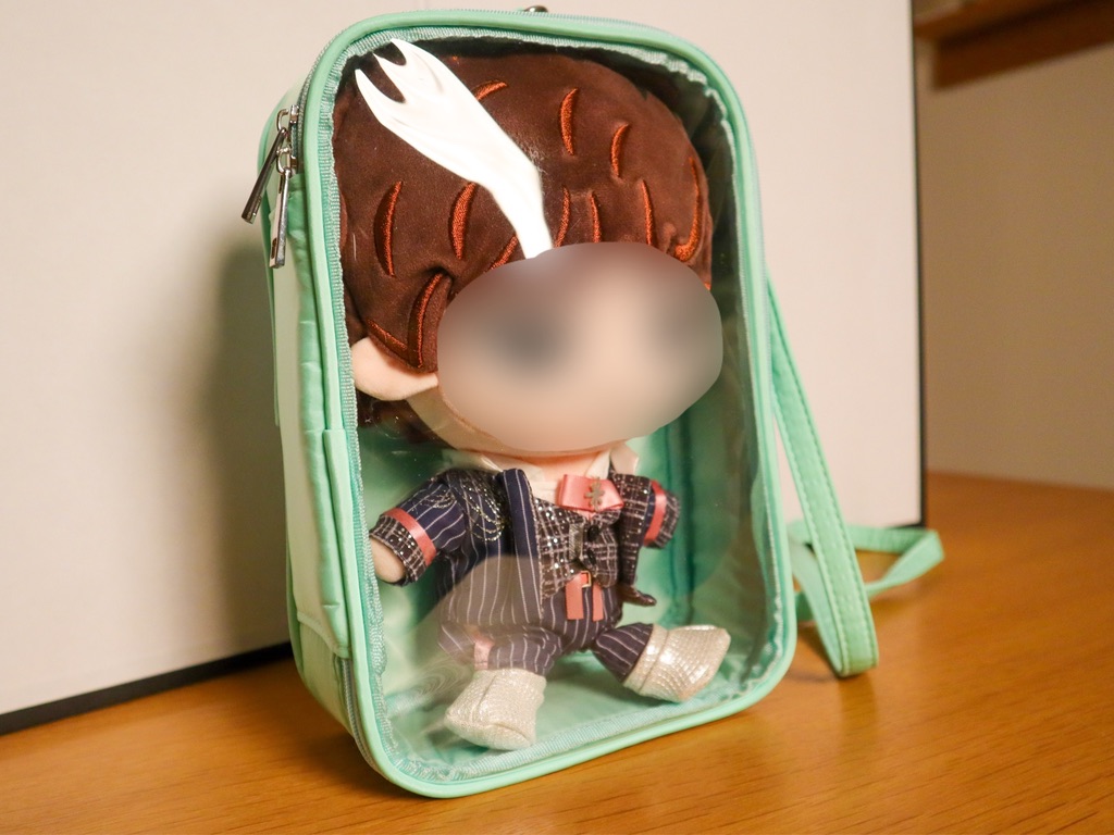 画像イメージ：ぬいぐるみポーチに入れたぬいを、お部屋に飾っている様子