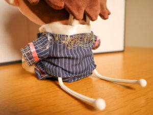 画像イメージ：ワイヤーを差し込んだ部分で、ぬいの服が少しヨレている様子の写真