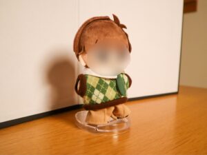 画像イメージ：マイコレ ぬいぐるみスタンド大で13cmのぬいを立たせた、台座が見えてしまっている写真