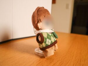 画像イメージ：テーブルの上にぬいを立たせている写真　※横から撮影