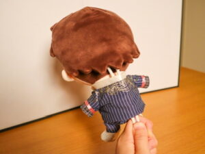 画像イメージ：ぬいを後ろから見た、ワイヤーが背中に差し込まれている様子の写真