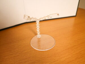 画像イメージ：ぬいぐるみスタンド 可動式のアームを少し広げた写真