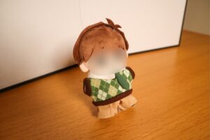 画像イメージ：おでかけ用スタンドで立たせたぬいを正面から撮影した写真（顔が明るく写っている様子）