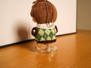画像イメージ：ぬい本体と服の間に背面板を差し込んで立たせた写真