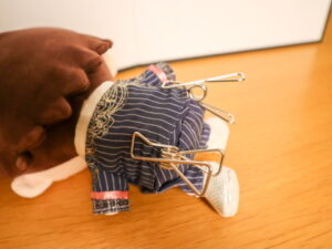 画像イメージ：ピンチを挟んでも自立せず、倒れてしまう様子の写真（20cmのぬい）