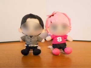 画像イメージ：マイコレ ぬいぐるみスタンド2Pで2つのぬいを立たせた写真