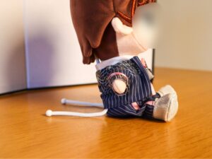 画像イメージ：ぬいの後ろにワイヤーが伸びていて、設置スペースを取っている様子の写真
