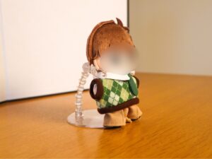 画像イメージ：可動式スタンドで13cmのぬいを支えた、アームが目立っている写真