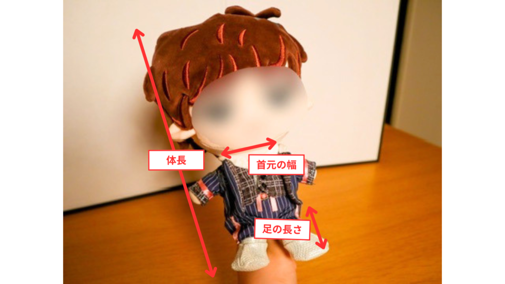 画像イメージ：ぬい1体に矢印を重ねて、体長・座高・頭の高さ・足の長さ・首元の幅を図解した採寸写真