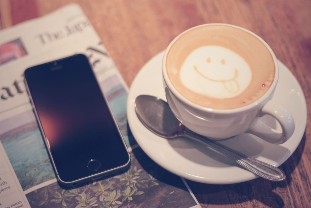 画像:iPhoneで推しの曲を聴きながらカフェでくつろぐ写真