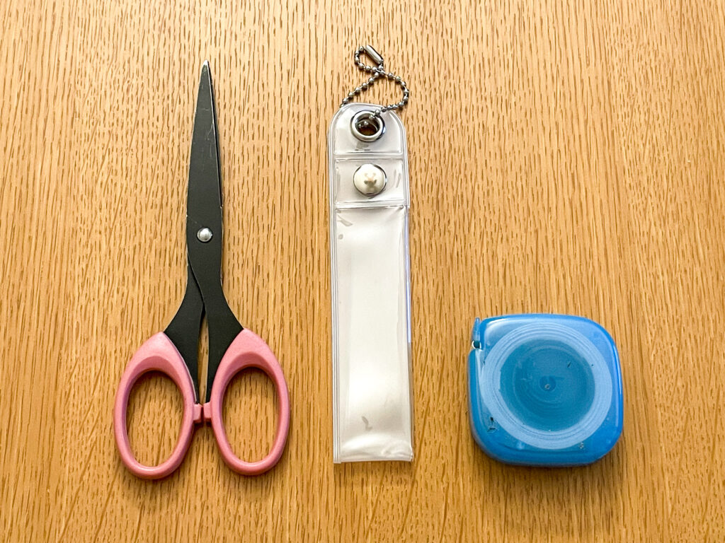 ダイソーの銀テープ用キーホルダー(材料)のアップ写真