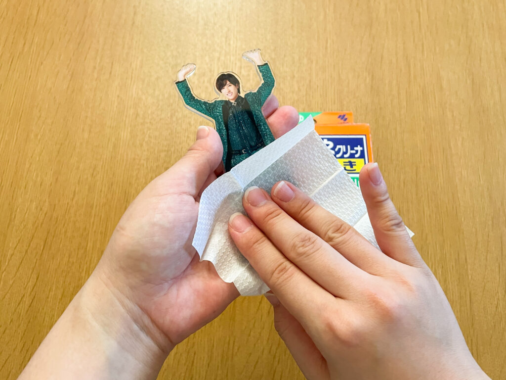 画像:メガネクリーナでアクスタの表面を拭き取る
