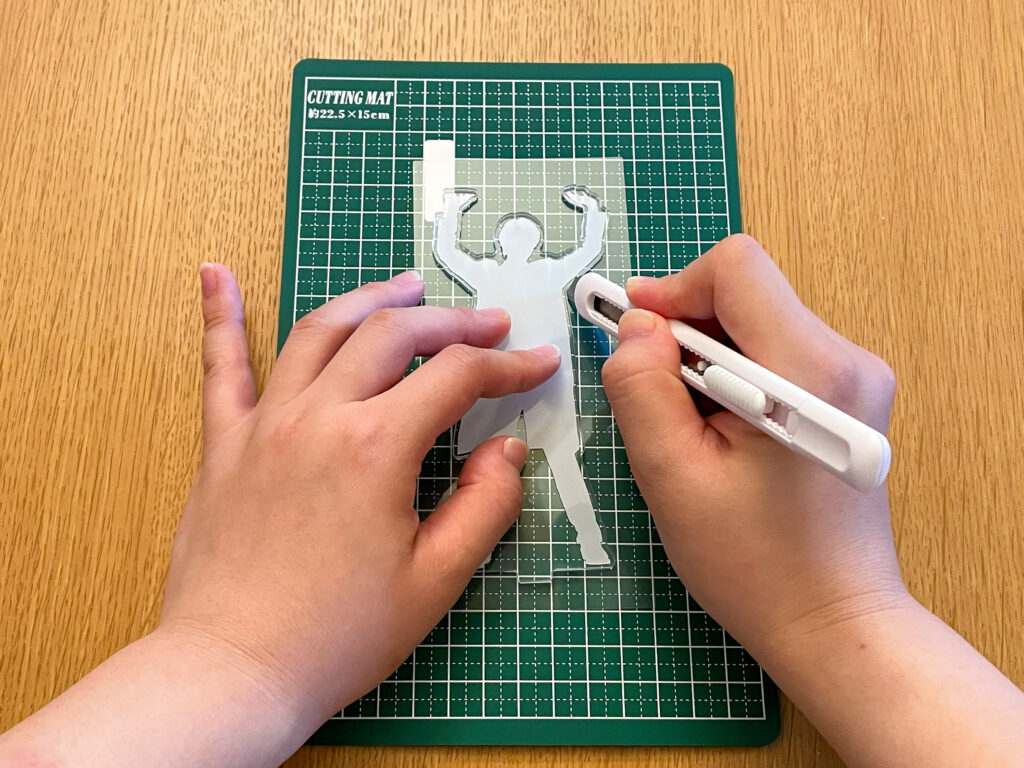画像:カッターで切り抜いている手元