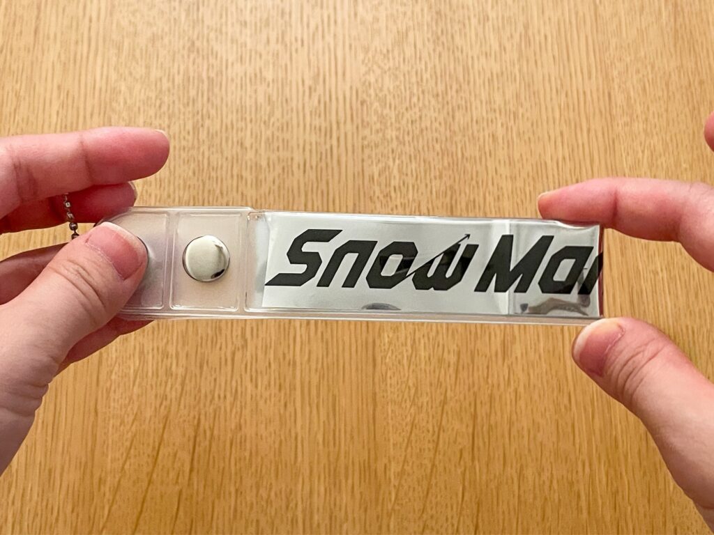 銀テープストラップで銀テープの柄を見せている写真
