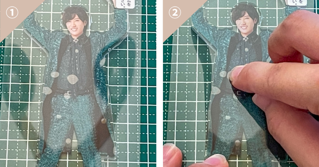 画像:気泡が入った状態/指で気泡を抜いている様子
