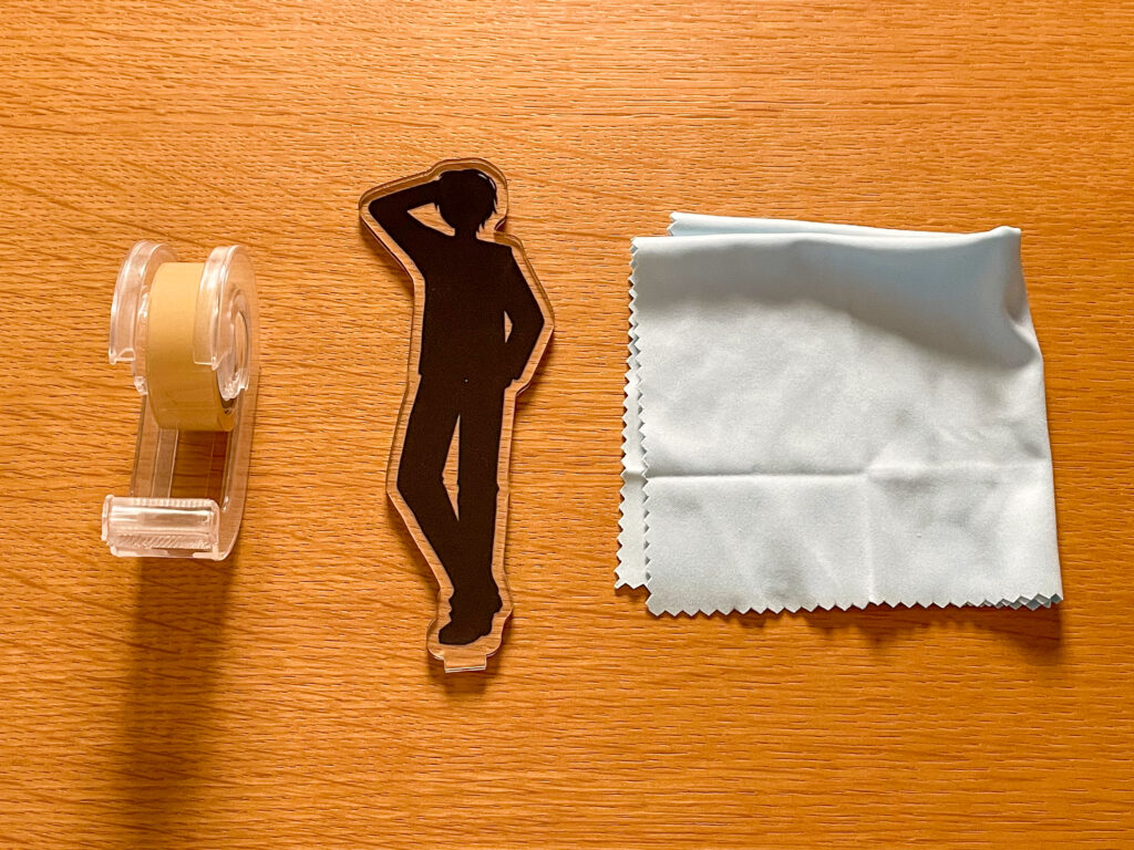 用意するものを並べた俯瞰カット（セロハンテープ＋アクスタ＋クロス）
