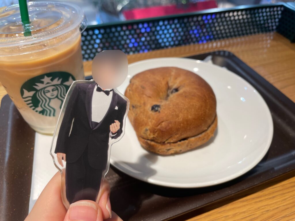 反射軽減フィルムを貼ったアクスタをカフェで撮影した写真