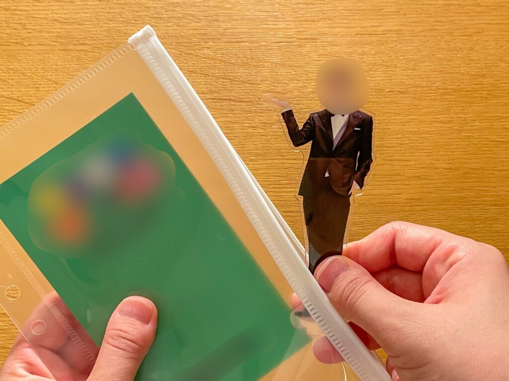 剥がしてケースに収まったアクスタの完成カット