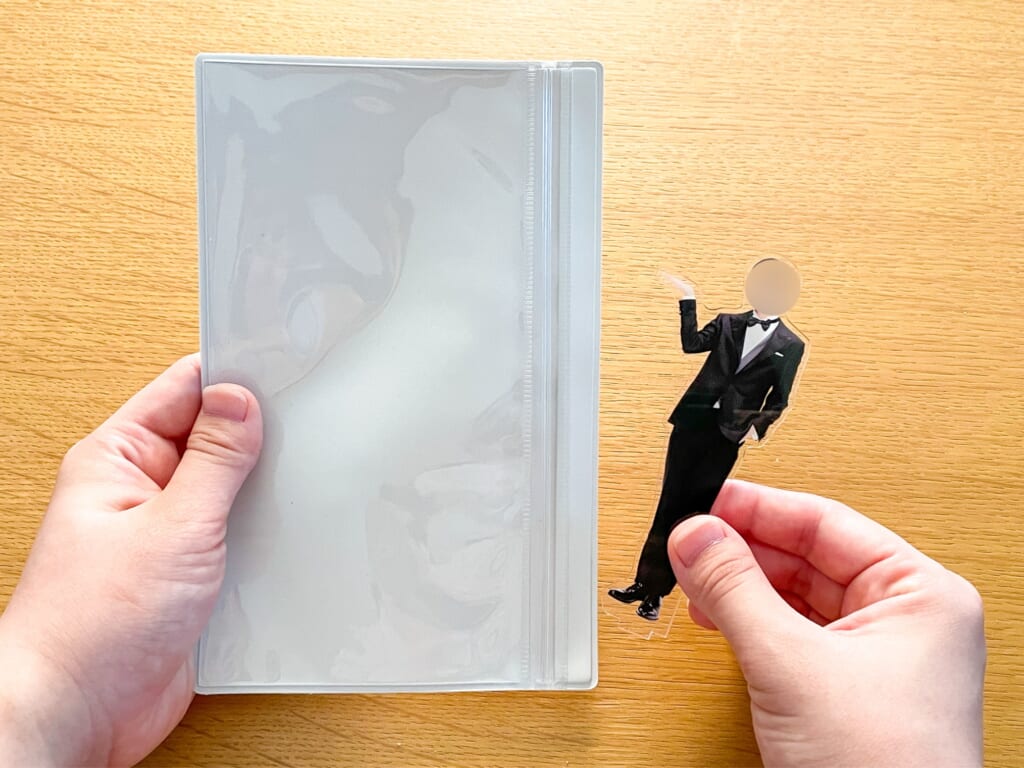 反射軽減フィルムを貼ったアクスタと片面クリアケースの持ち歩きセット