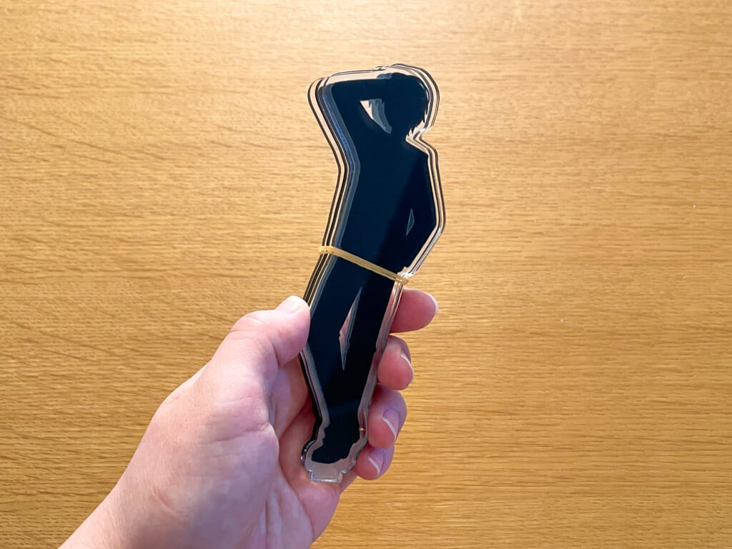 複数のアクスタを輪ゴムでまとめたNG例